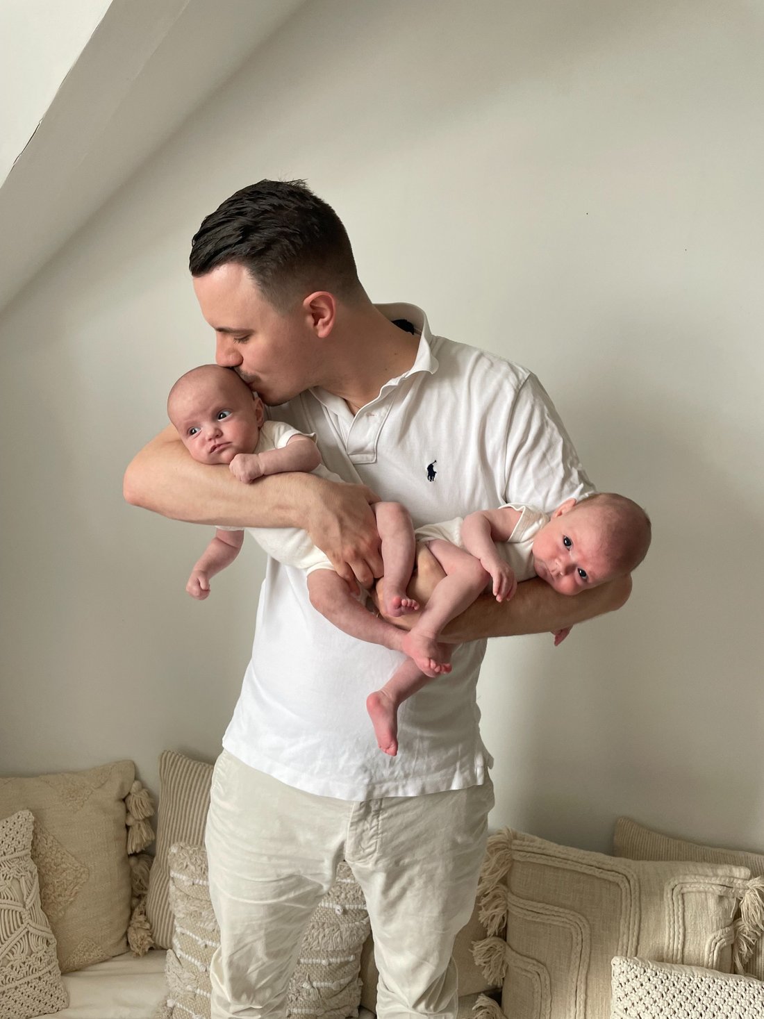 Dominic mit seinen Zwillingen als Babys