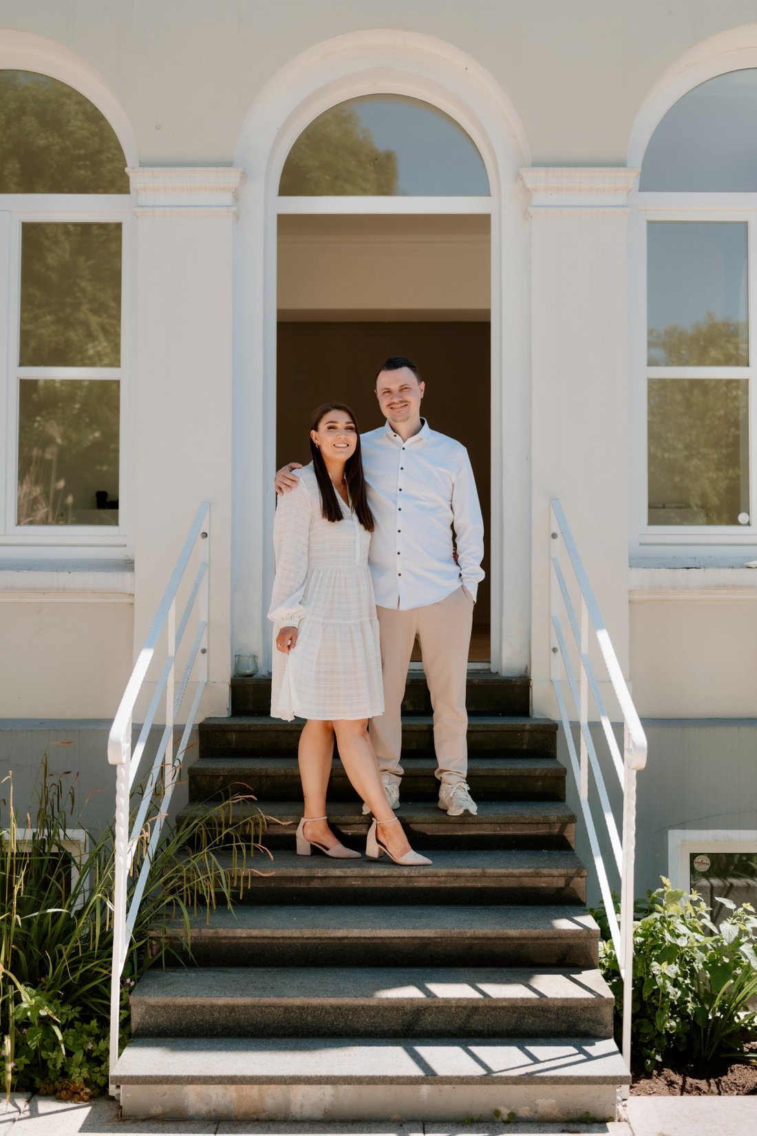 Dominic und Antonia vor ihrem Zuhause