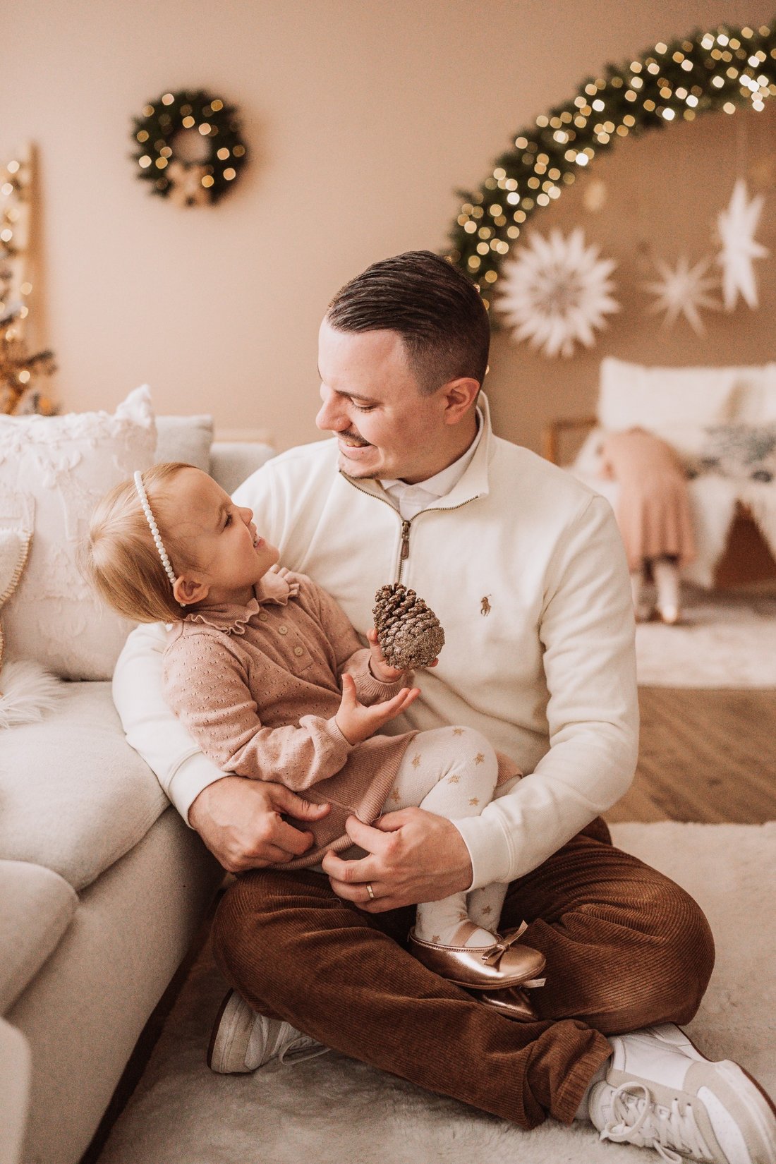 Dominic mit seiner Tochter zur Weihnachtszeit